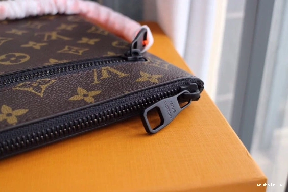 WIS VUITTON CHANELUTCH LOUIS 1208